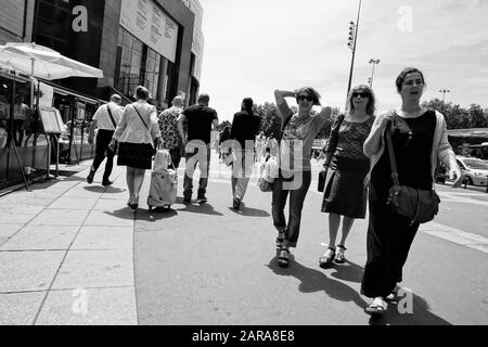 Touristes marchant dans la rue, Paris, France, Europe Banque D'Images