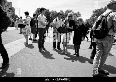 Touristes marchant dans la rue, Paris, France, Europe Banque D'Images