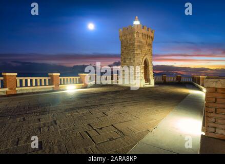 Piombino piazza bovio phare et île d'Elbe et lune. Maremma Toscane Italie Banque D'Images