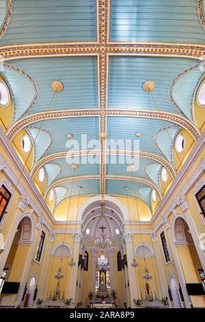 Vue intérieure de l’Église du Saint-Laurent, construite au milieu du XVIe siècle. Macao, Chine. Banque D'Images