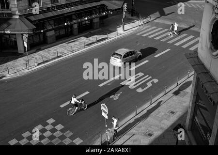 Antenne de vélo et voiture sur route, ombre longue, Paris, France, Europe Banque D'Images