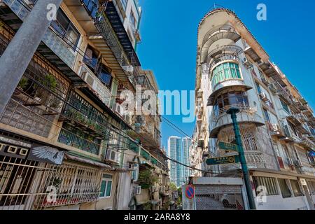 Bâtiments résidentiels avec balcons clos dans le centre historique. Macao, Chine. Banque D'Images