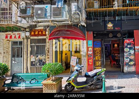 Fenêtres de vieux magasins dans le centre historique. Macao, Chine. Banque D'Images