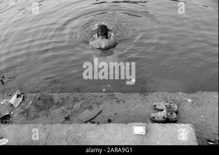 Bain D'Homme, Lac Vembanad, Coconut Lagoon Resort, Kumarakom, Kottayam, Kerala, Inde, Asie Banque D'Images