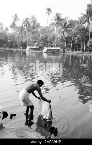 Vêtements Pour Hommes, Lac Vembanad, Coconut Lagoon Resort, Kumarakom, Kottayam, Kerala, Inde, Asie Banque D'Images