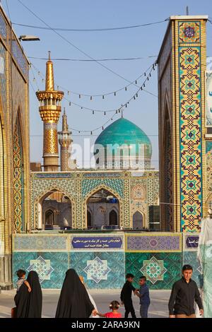 Le sanctuaire de l'Imam Reza (Haram-e Motahar-e Razavi) au centre de la ville iranienne de Mashad, pris le 14 juin 2017. Avec plus de 3 millions d'habitants, la ville est la deuxième plus grande du pays et un centre politique et religieux visité par plus de 20 millions de touristes et de pèlerins chaque année. La ville est considérée comme l'un des sept lieux saints de l'islam chiite, car là le sanctuaire sacré de la huitième Imam Reza chiite est le seul site grave d'un Imam chiite sur le terrain iranien. | utilisation dans le monde entier Banque D'Images