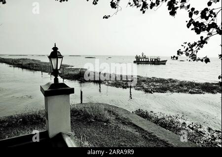 Bateau et vieille lampe, lac Vembanad, Kumarakom, Kottayam, Kerala, Inde, Asie Banque D'Images