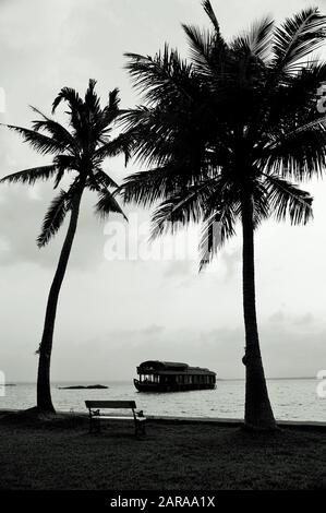 Bateau dans le lac Vembanad, Kumarakom, Kottayam, Kerala, Inde, Asie Banque D'Images