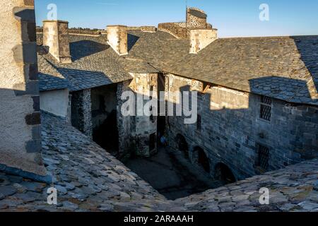 Cour du Château Murol, Puy de Dome, Parc naturel Régional des volcans d'Auvergne, Auvergne-Rhône-Alpes, France Banque D'Images