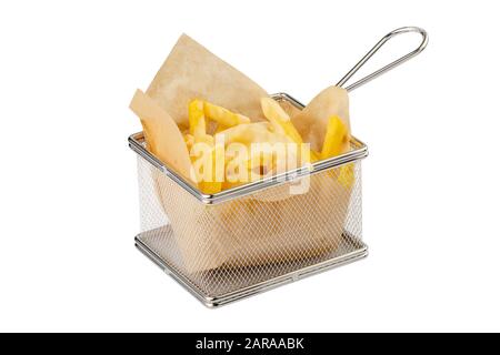 Frites servies dans un panier à friture en maille métallique isolé sur fond blanc Banque D'Images