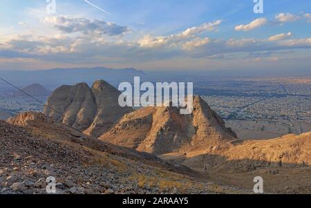 Vue sur la montagne du mont Soffeh le soir - Iran Banque D'Images