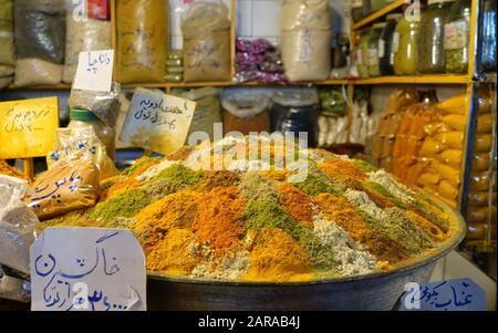 Sélection colorée de curry et d'épices sur le marché iranien Banque D'Images