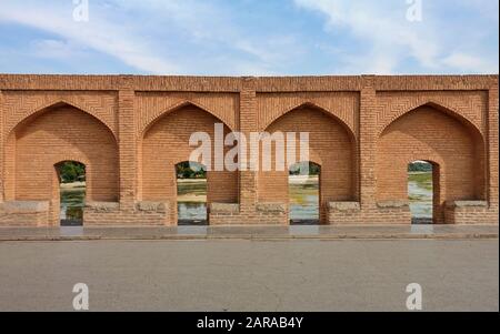 Symétrie du pont de l'Allahverdi Khan connu sous le nom de si-o-se-pol le plus grand de Zayanderud, Ispahan, Iran Banque D'Images