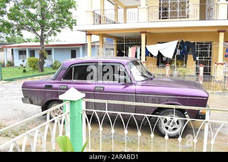 Voiture cubaine classique violette garée dans une rue à Vinales Pinar del Rio Banque D'Images