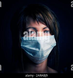 Gros plan sur un masque de coronavirus porté par une jeune femme Banque D'Images