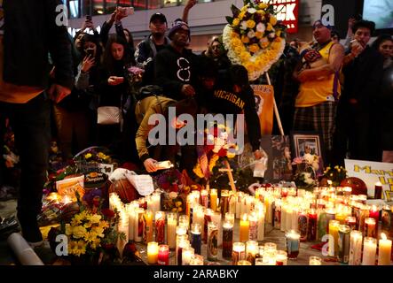 Los Angeles, États-Unis. 27 janvier 2020. Les personnes en deuil se réunissent près du Staples Center pour rendre hommage à Kobe Bryant, à Los Angeles, en Californie, aux États-Unis, le 26 janvier 2020. Kobe Bryant, Star de la NBA à la retraite, a été l'une des neuf personnes tuées dans un accident d'hélicoptère dans des conditions brumeuses dans les collines au-dessus de Calabasas, dans le sud de la Californie, le 26 janvier. Crédit: Xinhua/Alay Live News Banque D'Images