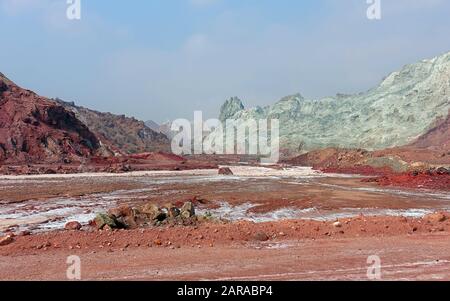 Lac salé et montagnes de Hormuz avec des couleurs incroyablement paradisiaques sur l'île iranienne Banque D'Images