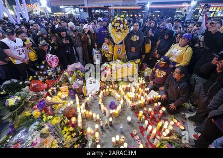 26 janvier 2020, Los Angeles, Californie, États-Unis : les fans se réunissent à un mémorial pour l'ancien joueur de la NBA Kobe Bryant à L.A. Vivez, en dehors du Staples Center de Los Angeles, Californie. (Image De Crédit : © Ringo Chiu/Zuma Wire) Banque D'Images