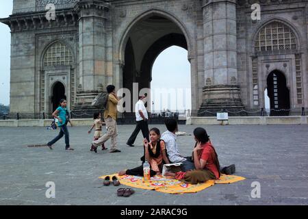 Les Touristes Pique-Nique, Porte D'Entrée De L'Inde, Apollo Bunder, Mumbai, Maharashtra, Inde, Asie Banque D'Images