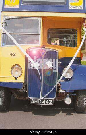 Bus mariage sur le bord de la route Banque D'Images