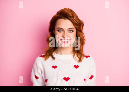 Gros plan portrait de sa belle jolie fille gaie à poil ondulé portant un pull blanc prêt pour la première rencontre date isolé Banque D'Images