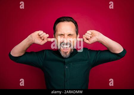 Gros plan portrait de son sympathique homme fou fou bard brun-habité gentil souffrant de migraines fermant les oreilles isolées sur brillant vif brillant Banque D'Images