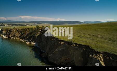 Vue sur les collines et les montagnes de l'île d'Olhon, lac Baikal, Russie, aérienne Banque D'Images