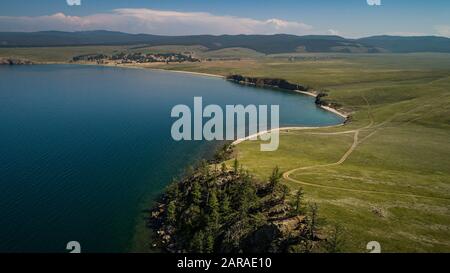 Vue sur les collines et les montagnes de l'île d'Olhon, lac Baikal, Russie, aérienne Banque D'Images