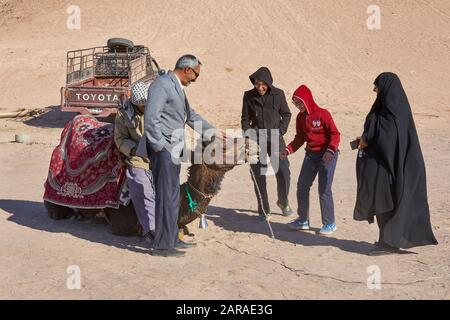 Un homme propose son chameau pour des promenades dans le désert, pris le 1 décembre 2017 dans Wu ste Lut (Dascht-e Lut) à l'est de la ville de Kerman en Iran, prise le 1 décembre 2017. | utilisation dans le monde entier Banque D'Images