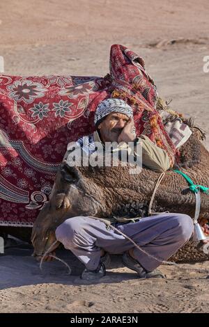 Un homme propose son chameau pour des promenades dans le désert, pris le 1 décembre 2017 dans Wu ste Lut (Dascht-e Lut) à l'est de la ville de Kerman en Iran, prise le 1 décembre 2017. | utilisation dans le monde entier Banque D'Images