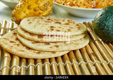 Chapatis, pain plat sans levain, cuisine kenyane, plats africains traditionnels assortis, vue sur le dessus. Banque D'Images