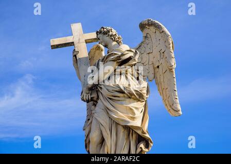 Statue d'ange sur le Ponte Sant'Angelo, un pont romain à Rome, Italie Banque D'Images