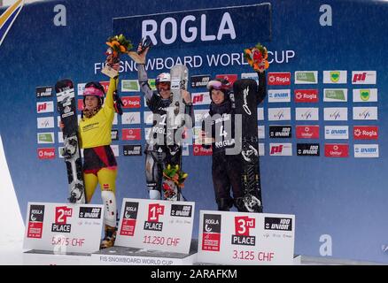 Les gagnants de slalom parallèle de snowboard en compétition pour LA COUPE DU MONDE 2020. Rogla, Slovénie. 1. Ester Ledacka (CZE) ; 2. Ramona Hofmeister (Ger) ; 3 Nat Banque D'Images