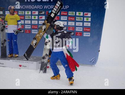 Edwin Corrati (ITA) célèbre la victoire de FIS Snowboard coupe du monde parallèle géant Slalom- Rogla 2020. Banque D'Images