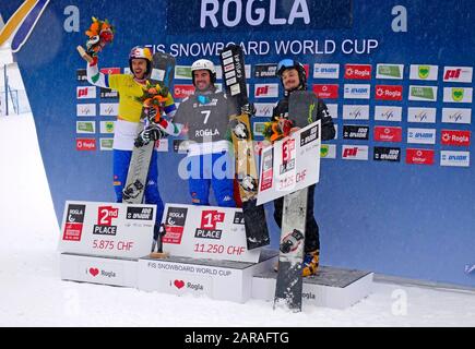 Les gagnants du snowboard parallèle slalom pour hommes en compétition pour LA COUPE DU MONDE 2020. Rogla, Slovénie. 1. Edwin Corrati (Ita); 2. Roland Fischnaller (Ita); 3. Vic Banque D'Images