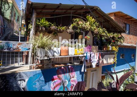 Medellin: Comuna 13, de nos jours, la région est connue pour les graffitis qui ont contribué à transformer cette région. Pour les habitants de la région, la vie normale continue. Banque D'Images