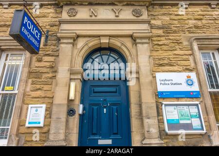 L'extérieur d'un poste de police, situé dans un bâtiment en pierre d'époque dans la ville marchande de Leyburn, Richmondshire, North Yorkshire, Angleterre, Royaume-Uni. Banque D'Images