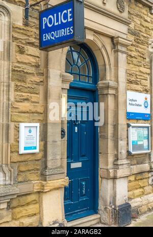 L'extérieur d'un poste de police, situé dans un bâtiment en pierre d'époque dans la ville marchande de Leyburn, Richmondshire, North Yorkshire, Angleterre, Royaume-Uni. Banque D'Images