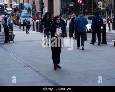 Le vendeur de rue remet le spécial d'élection Financial Times 2020 annonce la victoire des conservateurs de Boris Johnson à Londres Banque D'Images