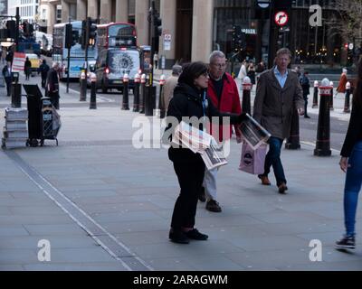 Le vendeur de rue remet le spécial d'élection Financial Times 2020 annonce la victoire des conservateurs de Boris Johnson à Londres Banque D'Images