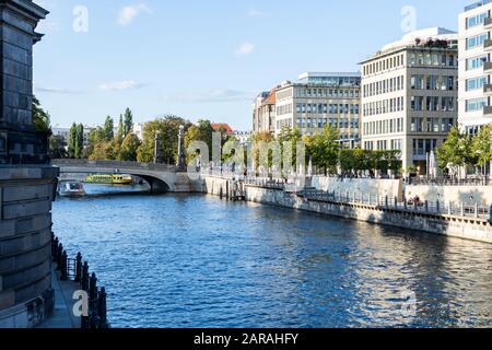 Berlin, Allemagne - 2 octobre 2019 : vue sur la Spree et le pont Friedrichs depuis le côté de la cathédrale de Berlin, Berliner Dom Banque D'Images