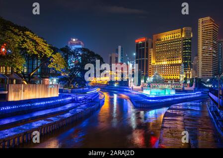 Masjid Jamek et la piscine bleue au coeur du centre ville de Kuala Lumpur la nuit en Malaisie. Banque D'Images