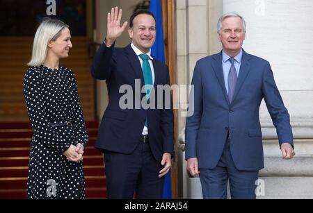 Taoiseach Leo Varadkar et ministre d'État aux affaires européennes Helen McEntee avec Michel Barnier, négociateur du Brexit de l'UE, avant une réunion dans les bâtiments gouvernementaux à Dublin. Banque D'Images