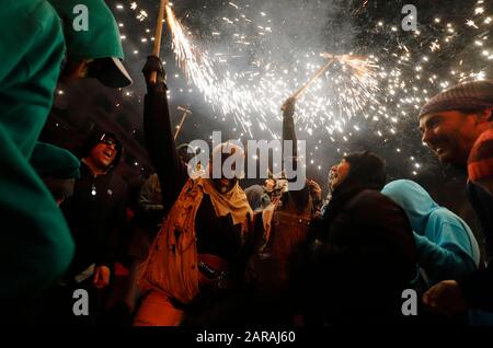 Palma, Espagne. 26 janvier 2020. Deux personnes vêtues de diables participent au traditionnel Correfoc (pompier) dans la fiesta locale de Palma de Majorque. Le dimanche soir à Majorque, les pompiers se sont mis en route. Les soi-disant "dimonis" font partie intégrante des fiestas Saint patron d'hiver qui se tiennent dans toute l'île en janvier en l'honneur des deux saints Sant Antoni (Saint Anthony) et Sant Sebastià (Saint Sébastien). (À dpa 'la danse du feu dévie: À Majorque les étincelles volent') crédit: Clara Margais/dpa/Alay Live News Banque D'Images