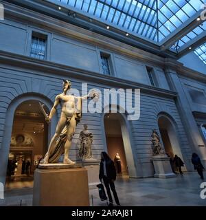 Carroll et Milton Petrie European Sculpture court au Metropolitan Museum of Art de New York City - 'The Met',1000 Fifth Avenue, Manhattan Banque D'Images