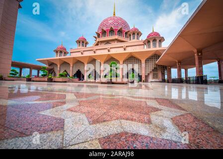 La Mosquée Putra (Masjid Putra) en journée à Putrajaya, en Malaisie. Banque D'Images