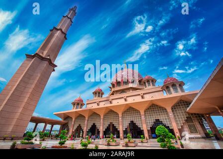 La Mosquée Putra (Masjid Putra) en journée à Putrajaya, en Malaisie. Banque D'Images