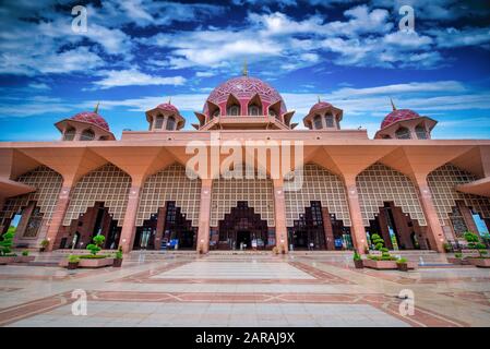 La Mosquée Putra (Masjid Putra) en journée à Putrajaya, en Malaisie. Banque D'Images