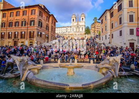 Fontana della Barcacia au bas des Marches espagnoles de la Piazza di Spagna (place d'Espagne) à Rome, Italie Banque D'Images