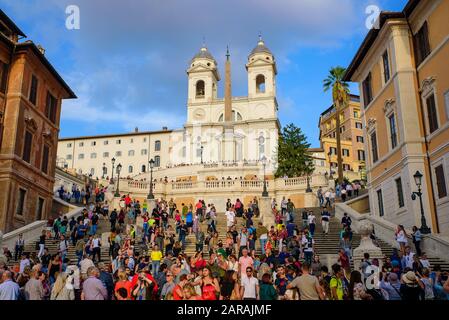 Touristes sur Les Marches espagnoles à Rome, Italie Banque D'Images